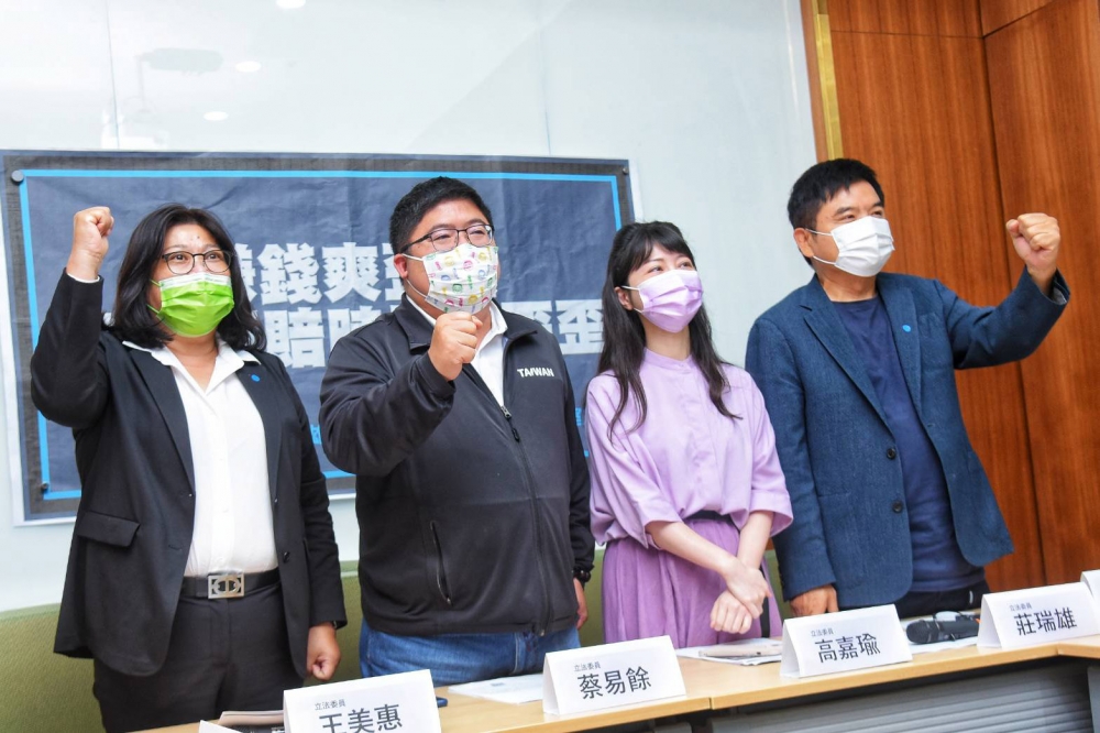 民進黨立委王美惠、蔡易餘、高嘉瑜與莊瑞雄上午召開「賺錢爽歪歪，核保理賠機機歪歪」記者會。（楊約翰／攝影）
