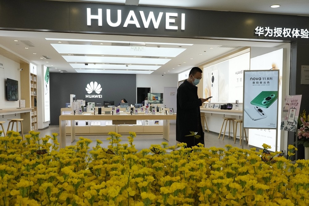 華為低調推出新款手機「Mate 60」系列。（美聯社）