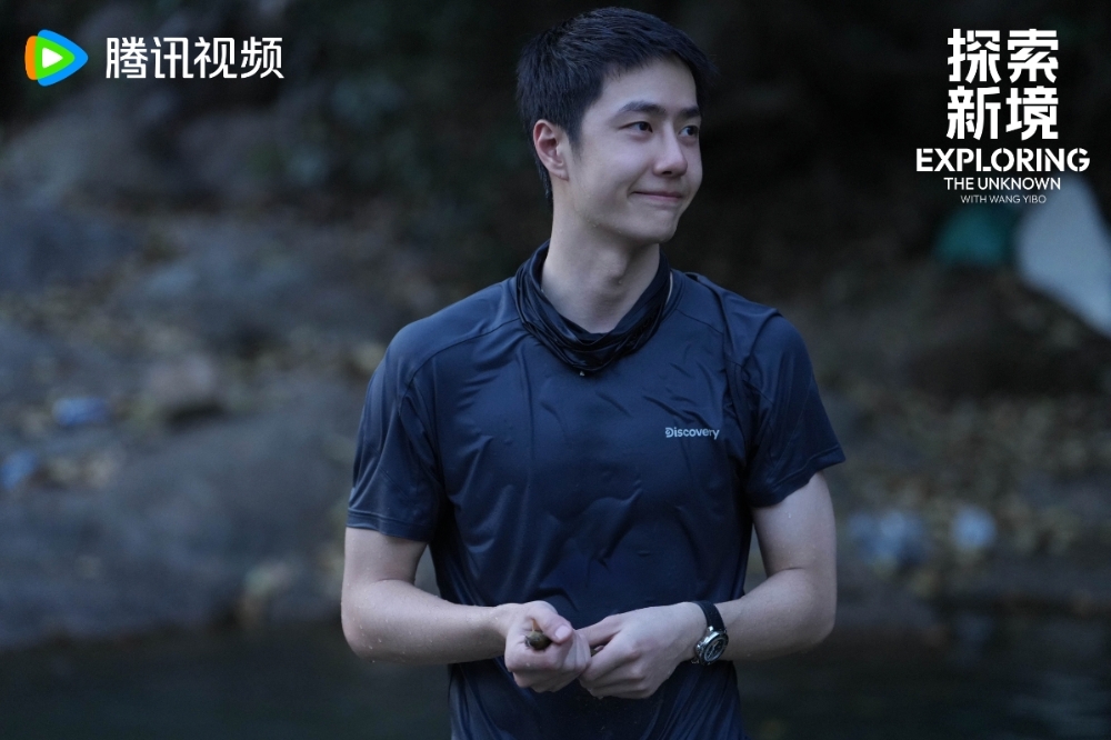 王一博憑《神情令》躍為頂流男神，他近日推出冒險節目《探索新境》，標榜深入險境挑戰體能極限，豈料卻被網友抓包竟是在風景區拍攝，遭酸把旅遊綜藝包裝成野外求生紀錄片圈錢。（取自微博）