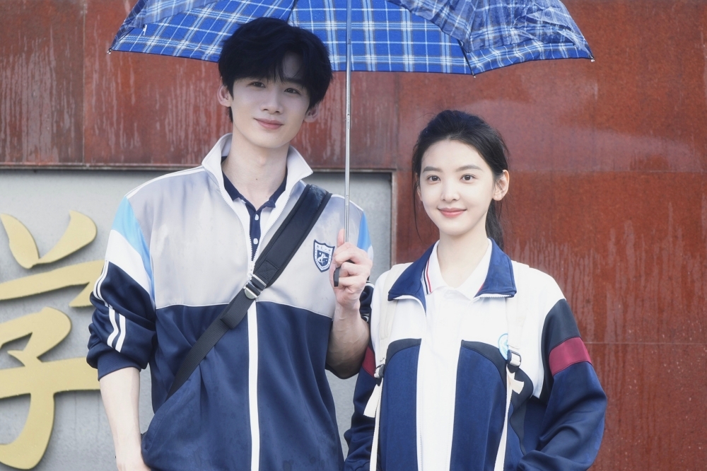 白敬亭（左）、章若楠（右）主演的新劇《難哄》，將於18日播出，目前預約人數已衝破650萬，打破優酷平台的紀錄。《難哄》最新花絮中，章若楠和白敬亭互撩和告白，看得全網臉紅心跳。（翻攝自微博）