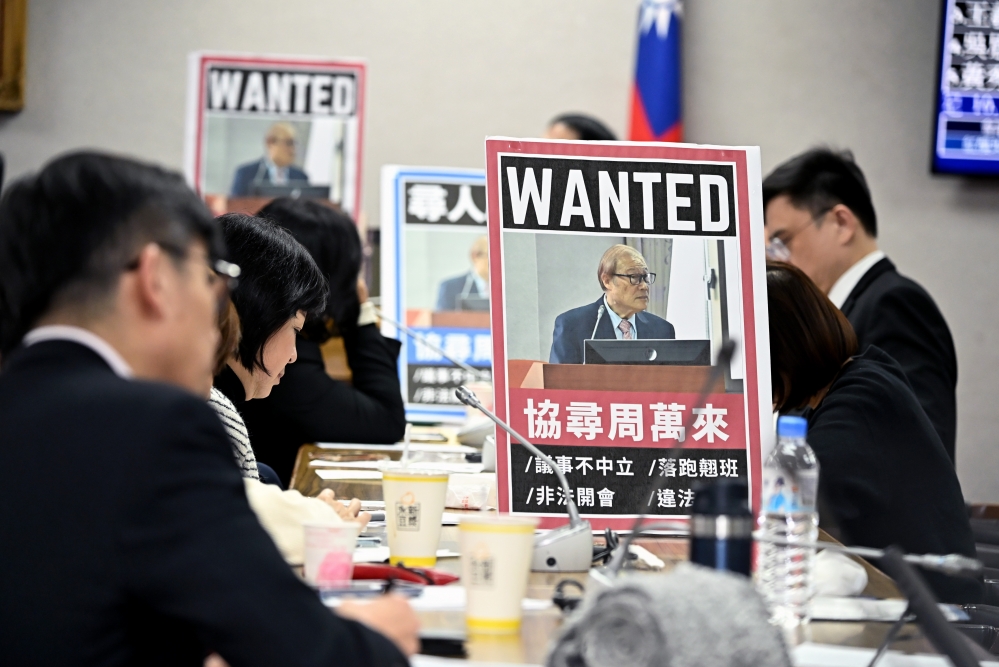 民進黨團在會場擺放「協尋周萬來」看板，引來韓國瑜發函回擊。（張哲偉攝）