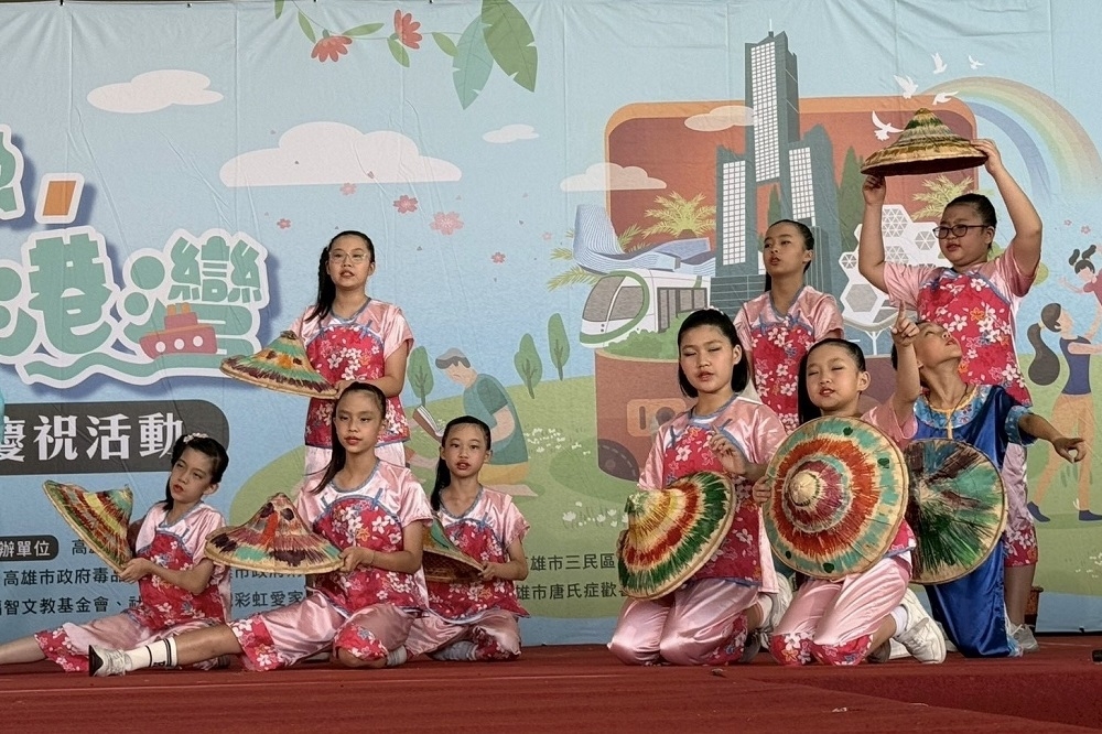 教育局舉辦國際家庭日嘉年華活動，莊敬國小表演客家歌唱。（朱窈慧翻攝）