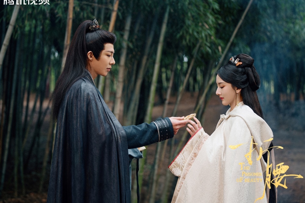 陸劇男神劉宇寧（左）與宋祖兒（右）主演的新劇《折腰》爆紅，最新劇情中，劉宇寧騎馬單手抱起宋祖兒，男友力爆棚，而他近日在直播被問到《折腰》劇版刪除原著中大量的床戲部分，他的回應笑翻全網。（取自折腰微博）