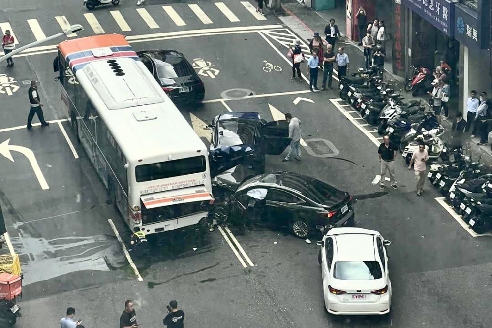 台北重慶南路再傳暴衝車禍，造成8人受傷。（張哲偉攝）